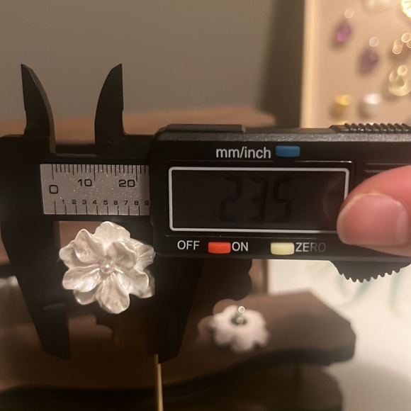 Cream Camellia Earrings in Resin - Picture 5 of 8